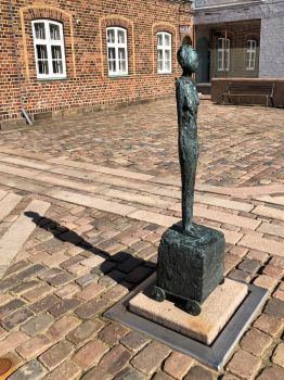 02-11-ulrich-hoelscher-giacometti-kvinde pa karrre-holstebro